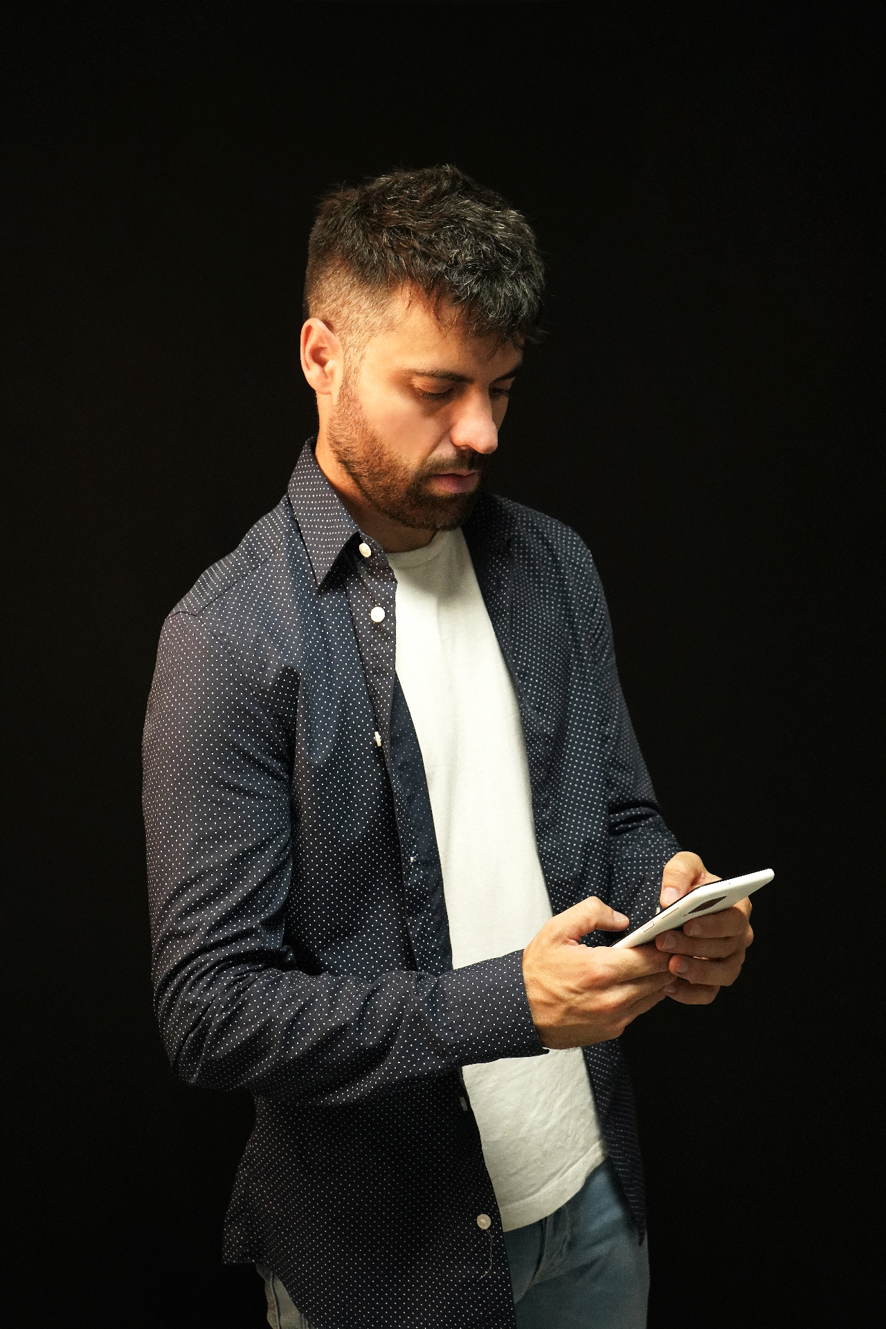 Alex Sangüesa trabajando